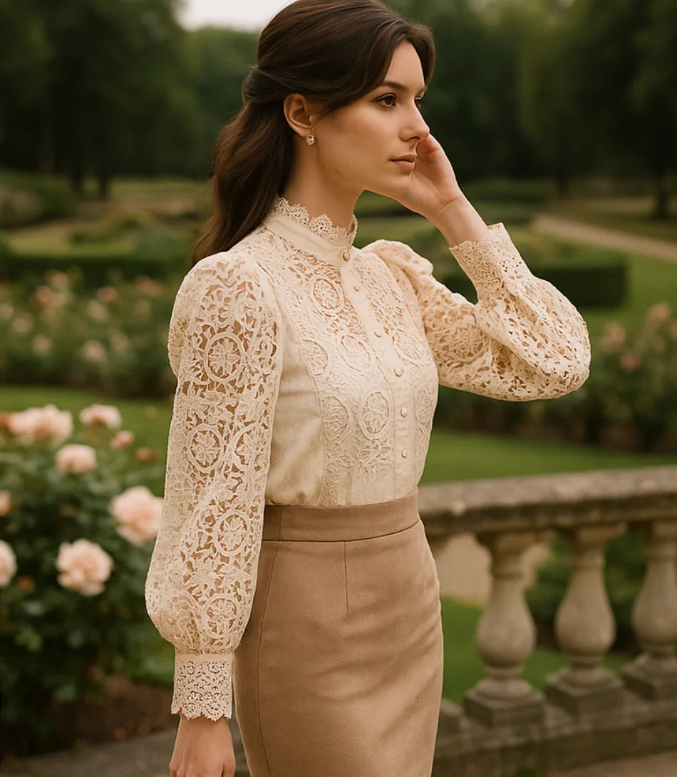 Comprar blusa social feminina renda Bege para looks sofisticados no trabalho ou eventos em promoção Amaro