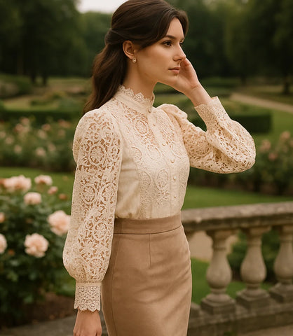 Comprar blusa social feminina renda Bege para looks sofisticados no trabalho ou eventos em promoção Amaro