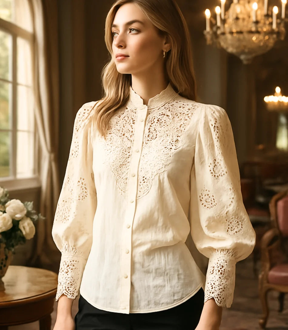 Comprar blusa social feminina renda Bege para looks sofisticados no trabalho ou eventos em promoção Amaro