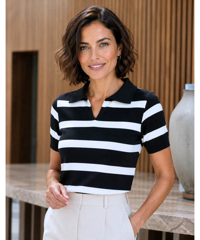 Blusa tricot canelada preta e branca combinada com calça bege