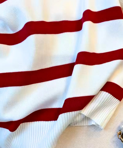 Detalhe do punho canelado da blusa tricot vermelha e branca