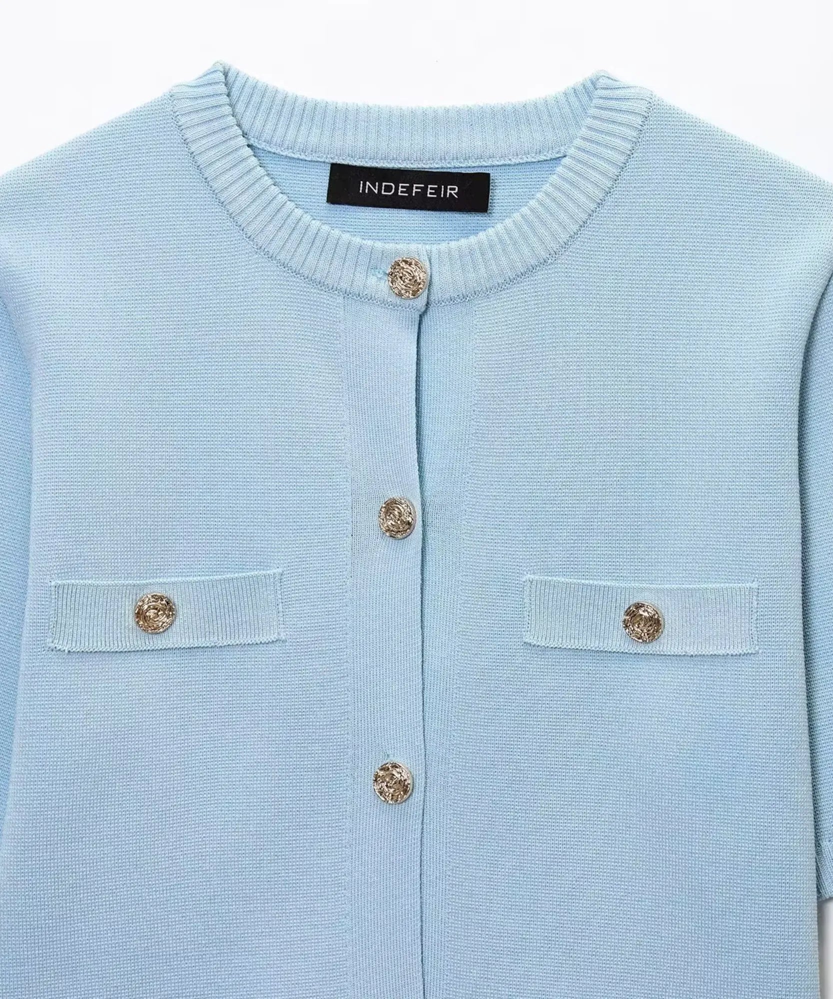 Comprar blusa tricot manga curta azul claro com bolsinhos e botões dourados em promoção Anellimn