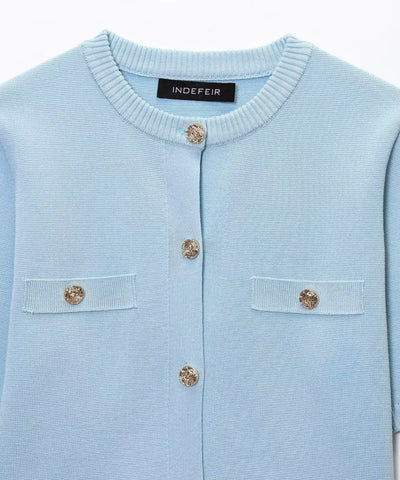 Comprar blusa tricot manga curta azul claro com bolsinhos e botões dourados em promoção Anellimn