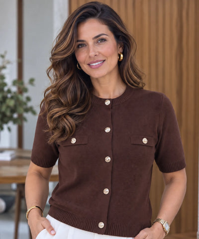 Blusa tricot manga curta marrom com botões dourados