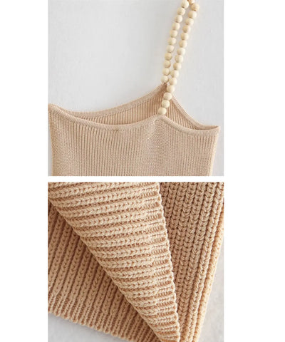 Detalhe da alça de pérolas de madeira e da textura canelada da blusa tricot bege