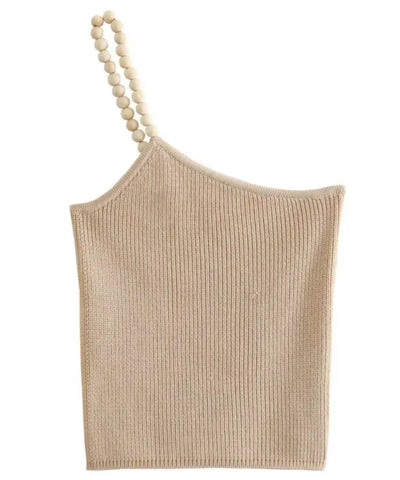 Still da blusa tricot bege um ombro só mostrando o corte assimétrico da peça