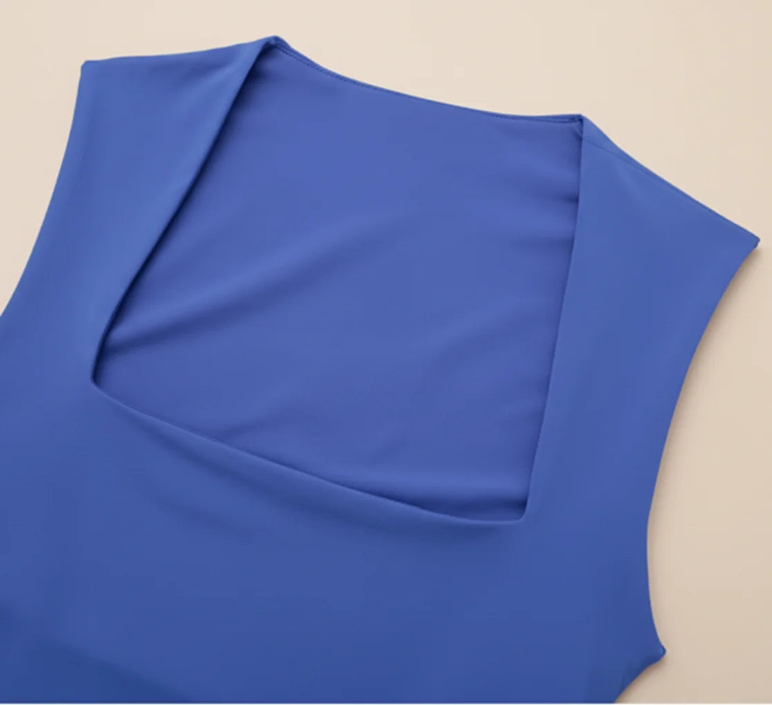 Detalhe do decote quadrado do body azul royal feminino em poliamida