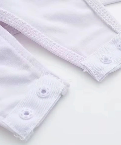 Detalhe do gancho do body branco feminino com botões de pressão