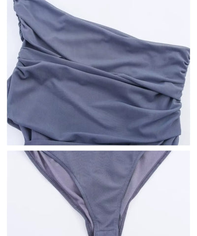 Detalhe do franzido e do entrepernas com botões de pressão do body azul acinzentado