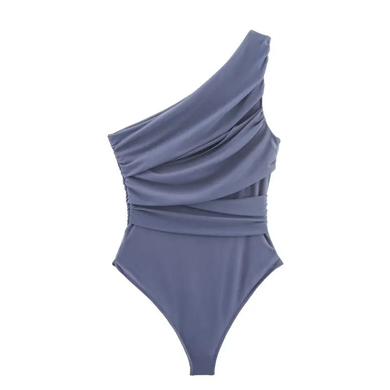 Body azul acinzentado em still, mostrando o caimento da malha e o corte cavado
