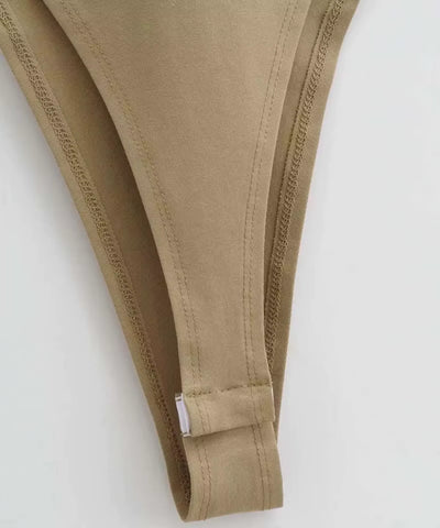 Comprar body feminino sem manga com ombreira bege barato Anellimn