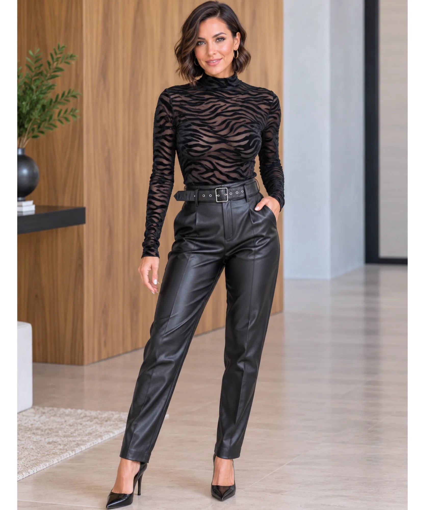 Body manga longa preto de tule combinado com cinto para composição de look