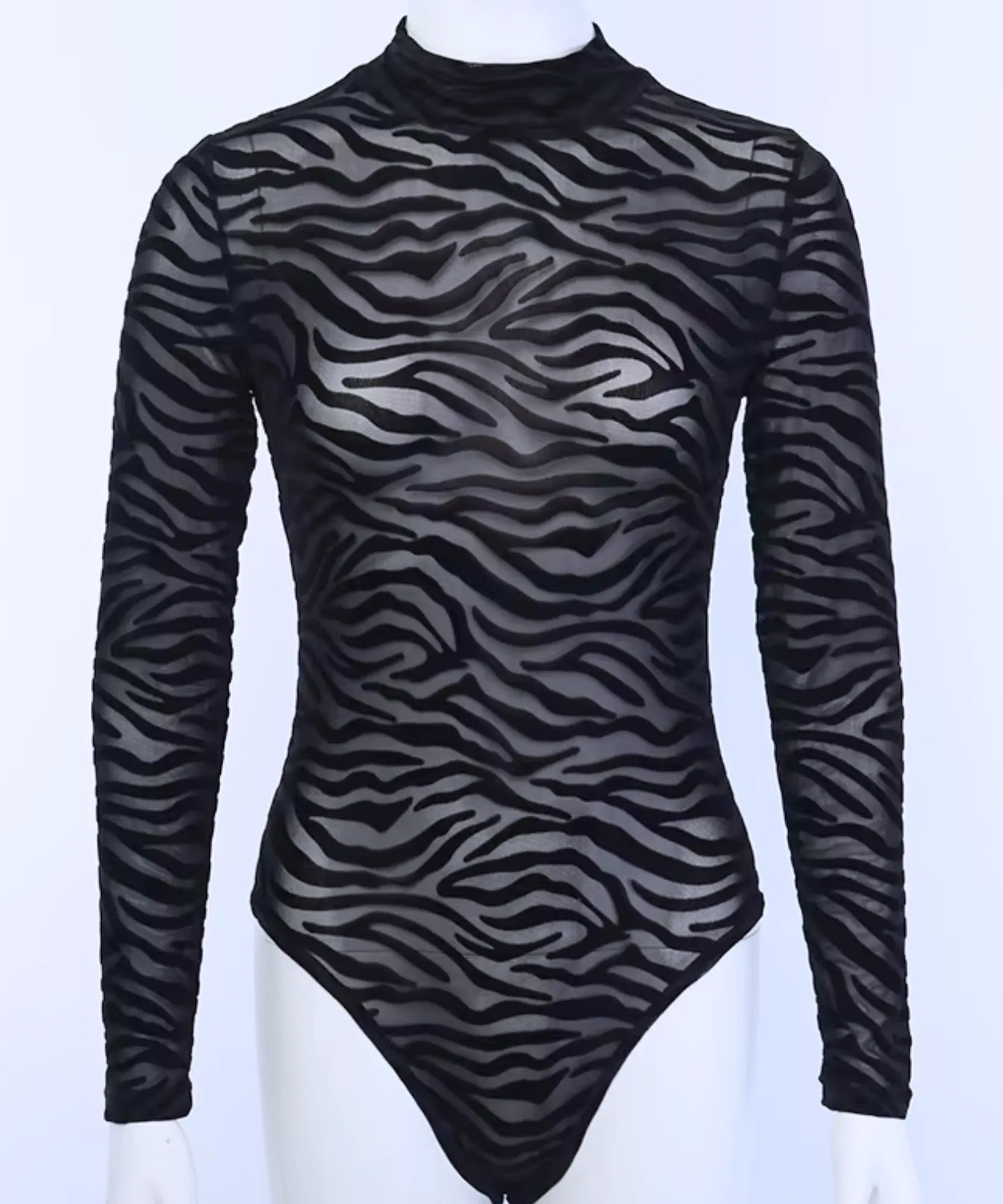 Detalhe da gola alta e da estampa zebra do body manga longa preto de tule