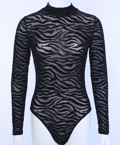 Detalhe da gola alta e da estampa zebra do body manga longa preto de tule