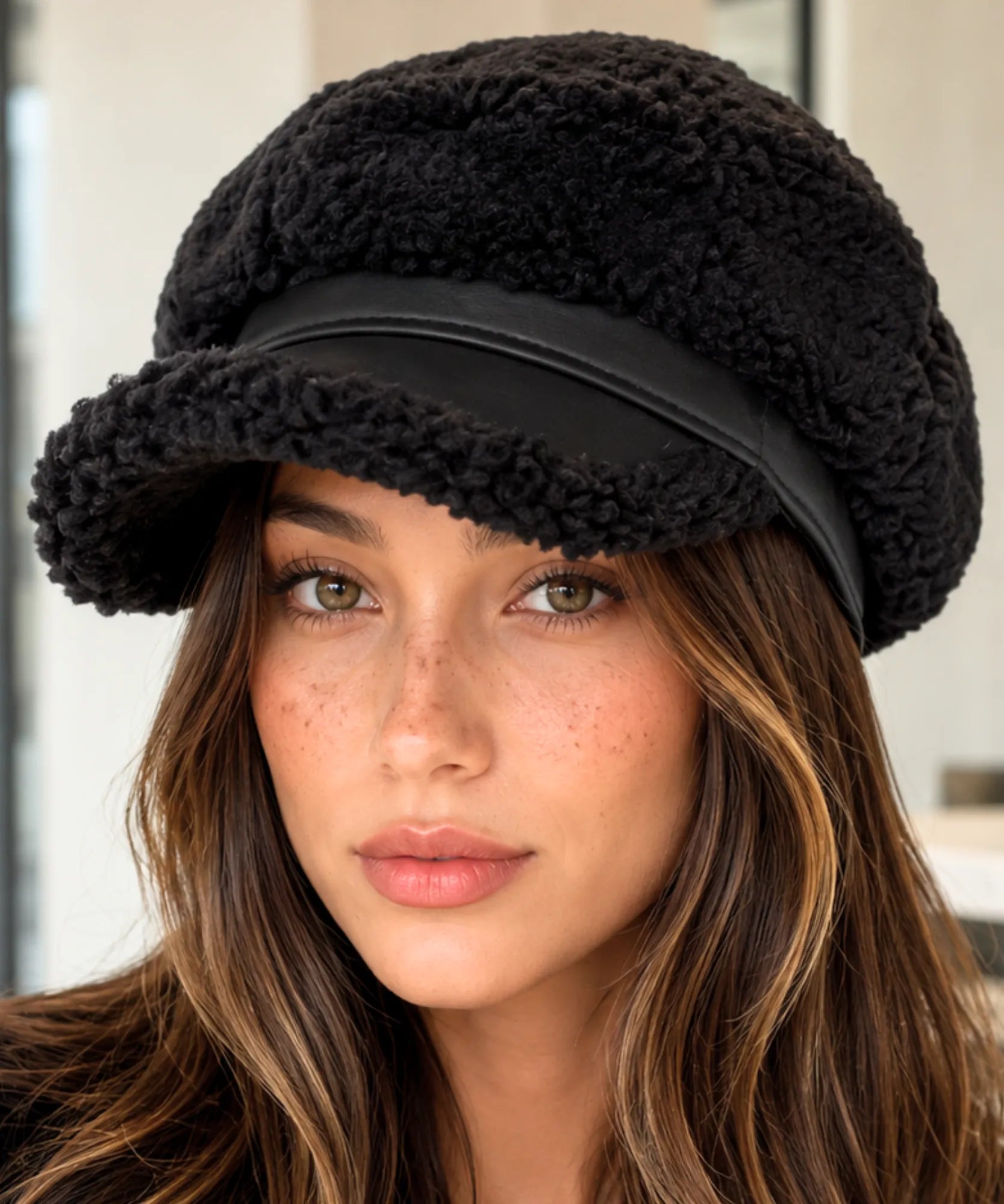 Comprar boina feminina de pelúcia sherpa aba curta estilo italiana capitã inverno frio copa volumosa em promoção ANELLIMN