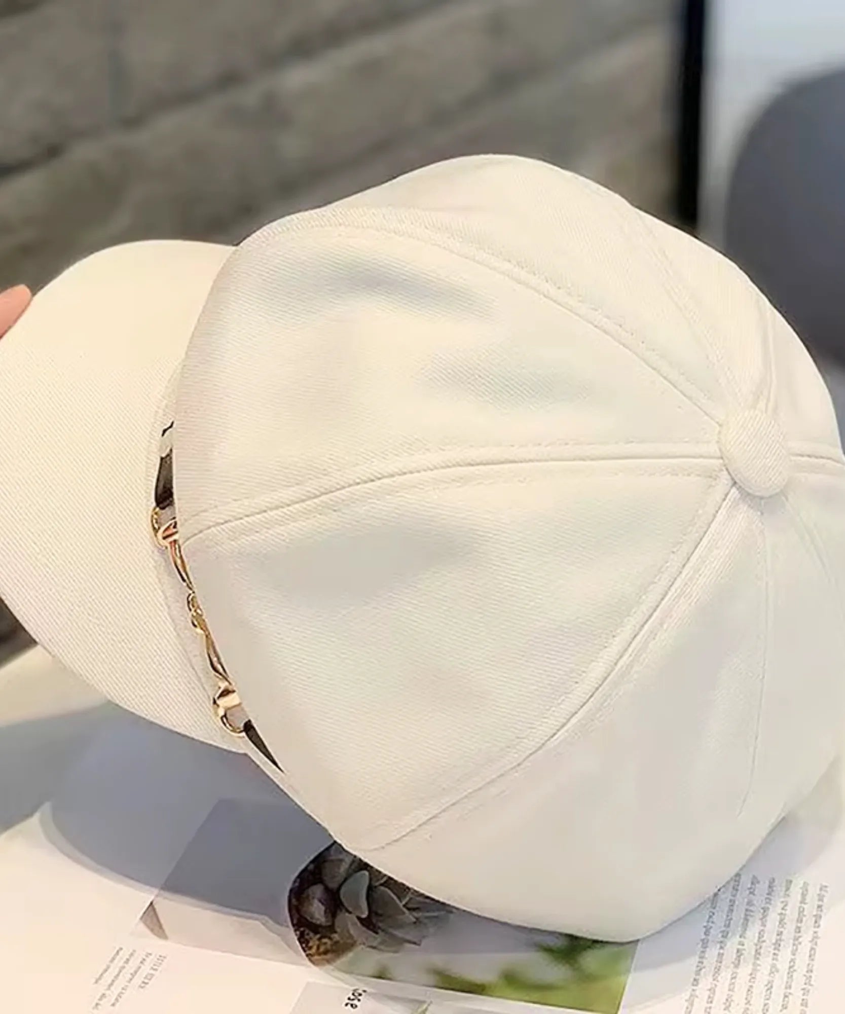 Comprar boina italiana feminina aba reta estruturada faixa couro corrente dourada estilo capitã barato em promoção ZARA