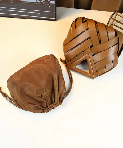 Bolsa feminina trançada café ao lado da bolsinha interna removível