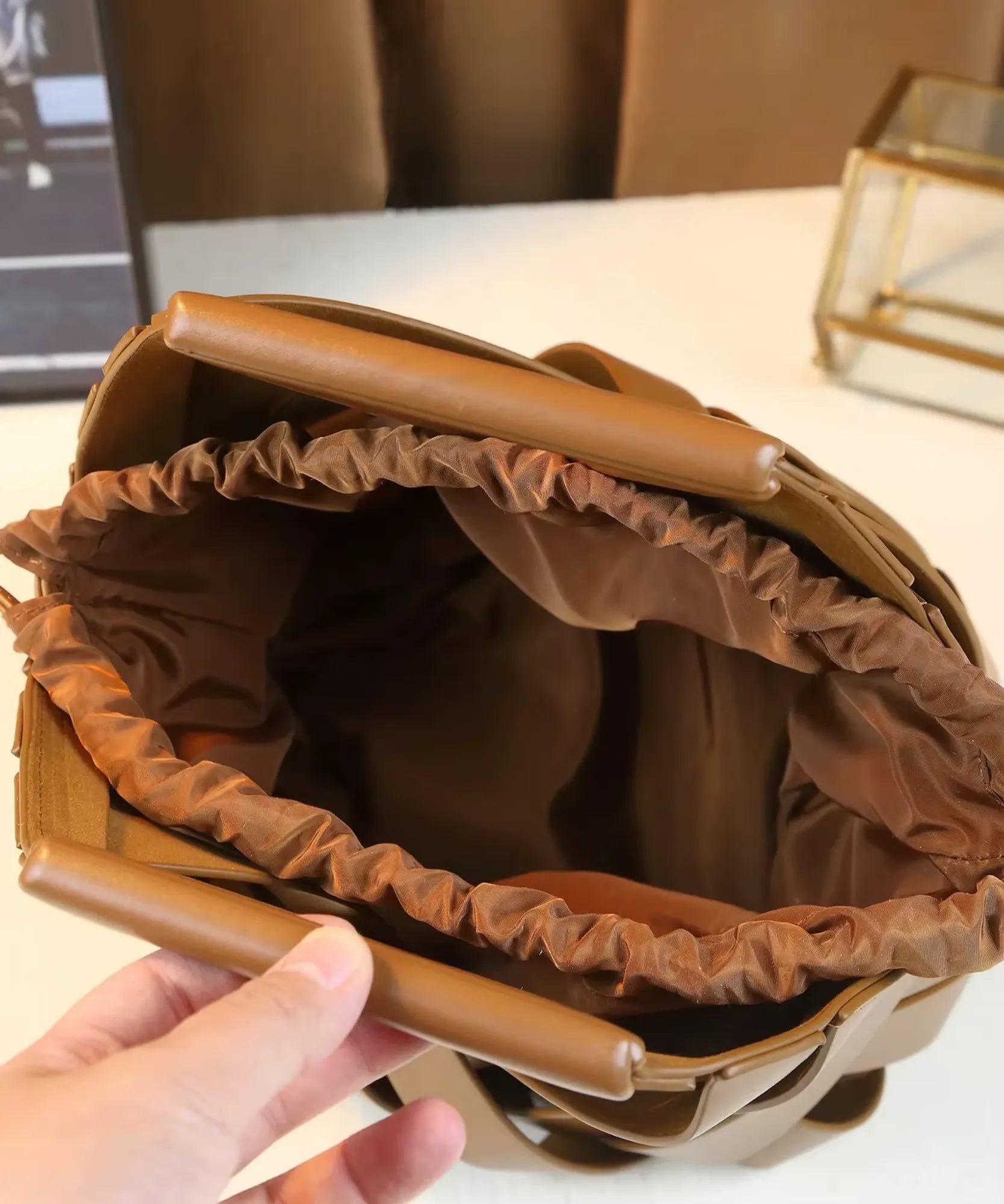 Bolsa feminina trançada café detalhe do forro interno