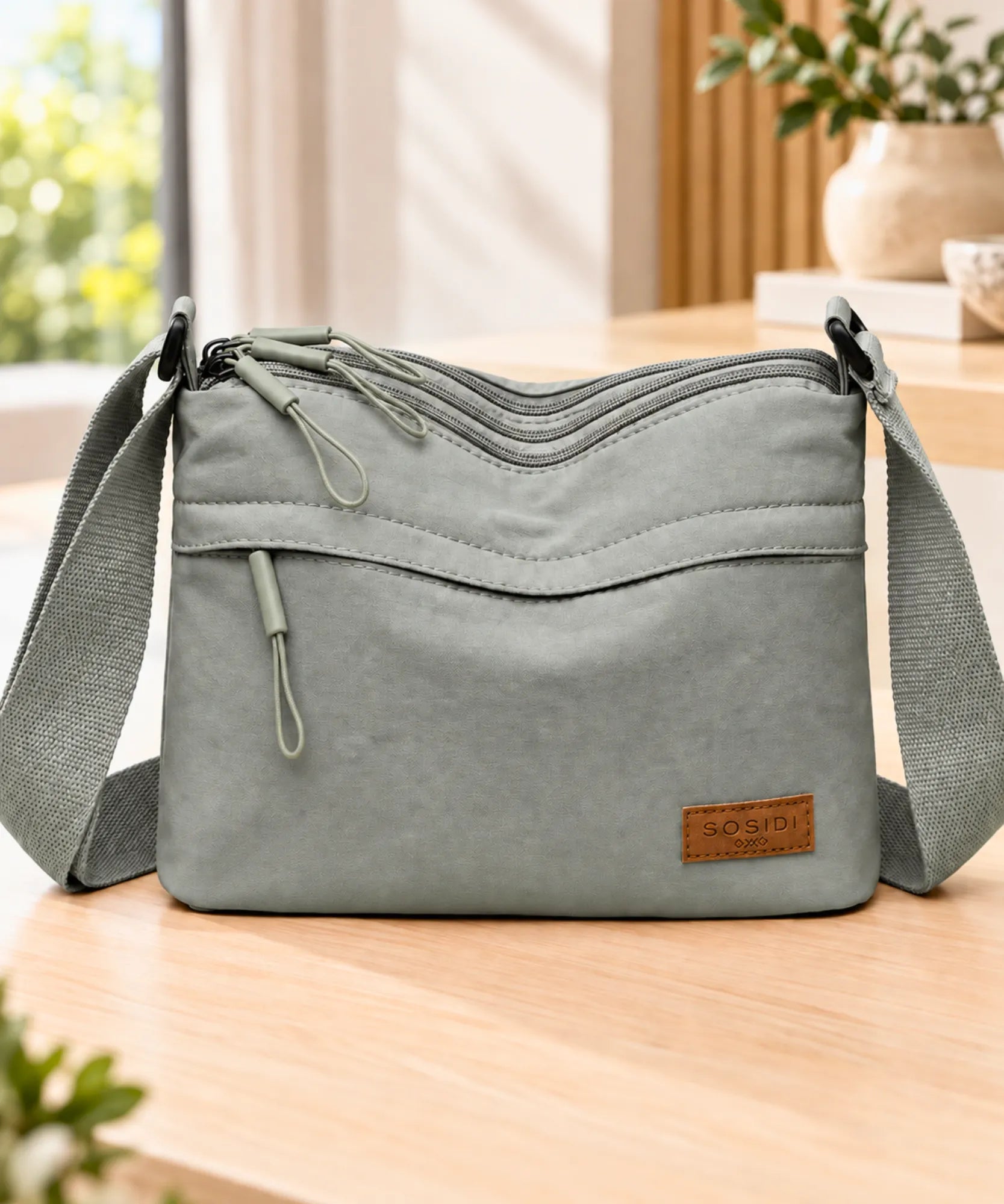 Bolsa transversal feminina pequena cinza com alça larga ajustável