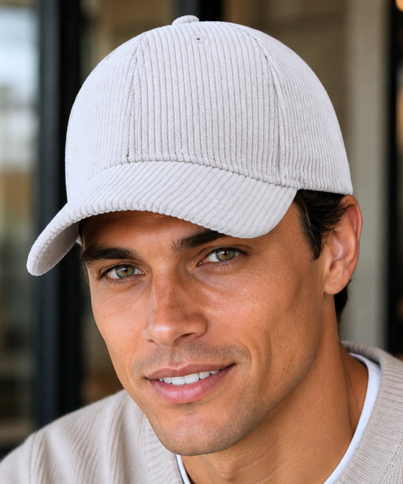 Boné aba curva de veludo cotelê branco em modelo masculino visto de lado