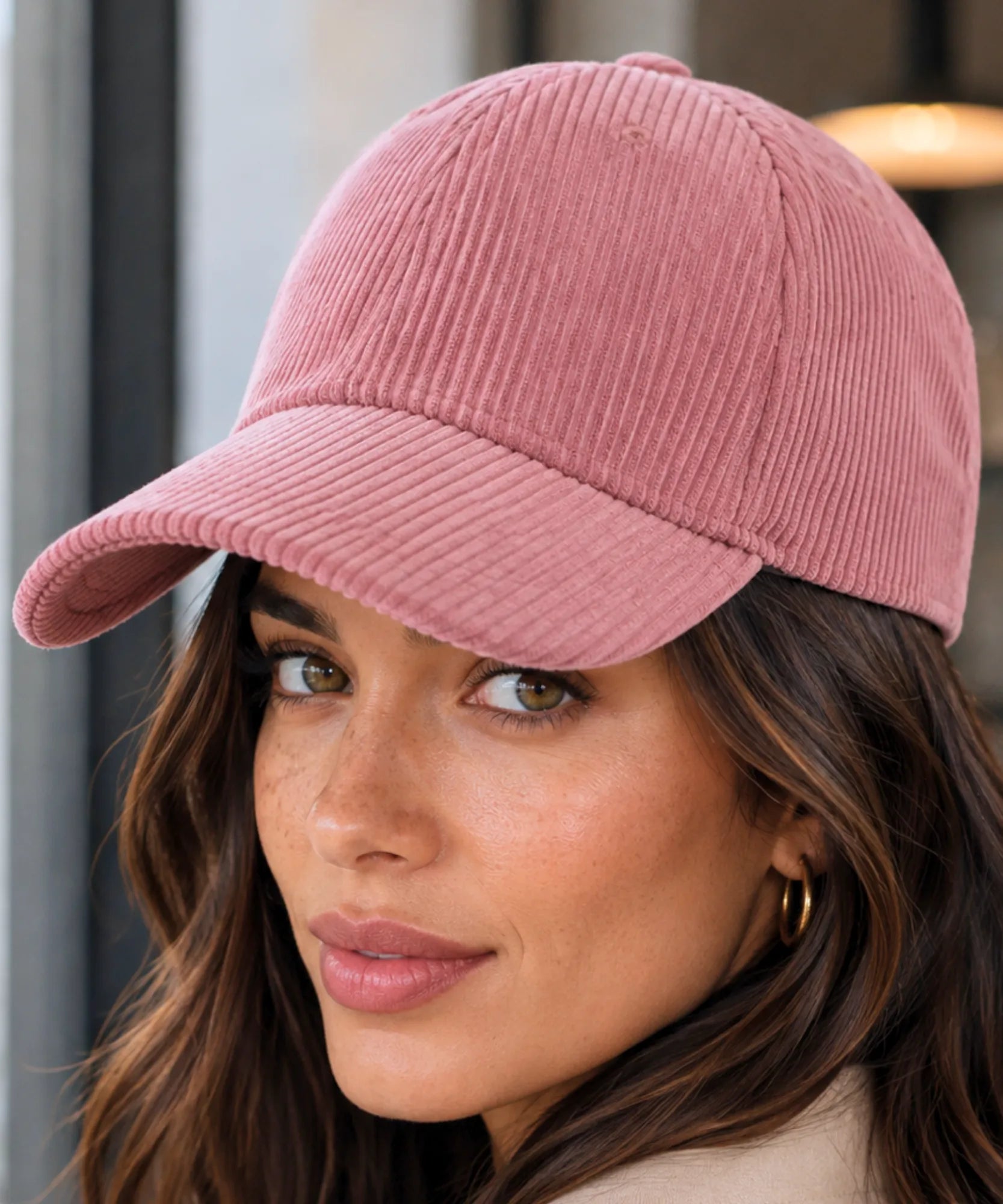 Boné aba curva de veludo cotelê rosa antigo em ângulo de perfil