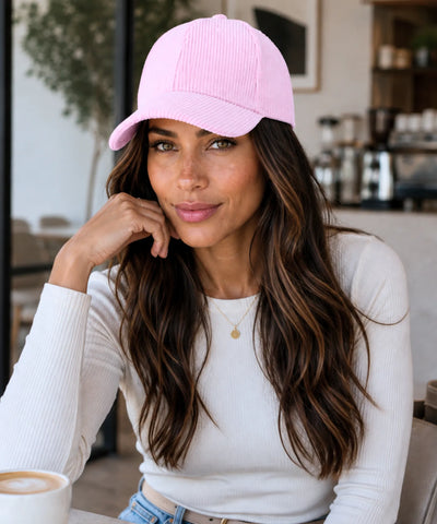 Boné aba curva de veludo cotelê rosa bebê em look casual com blusa branca