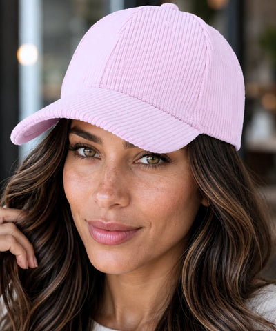 Boné aba curva de veludo cotelê rosa bebê visto de frente
