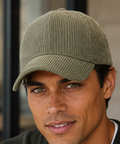 Boné aba curva de veludo cotelê verde oliva em modelo masculino