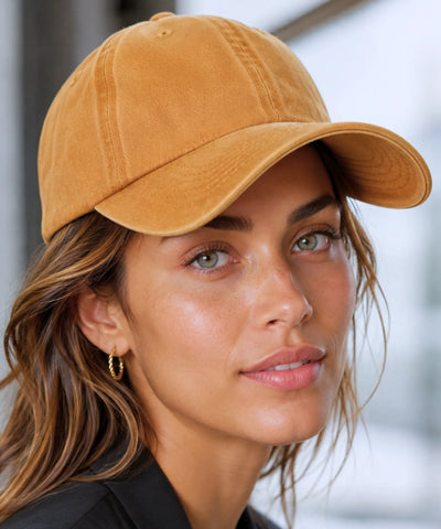 Boné feminino aba curva amarelo mostarda estonado, visto de três quartos na modelo