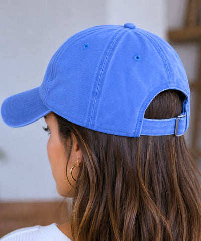Boné feminino azul visto de costas, mostrando a fivela metálica de ajuste traseira