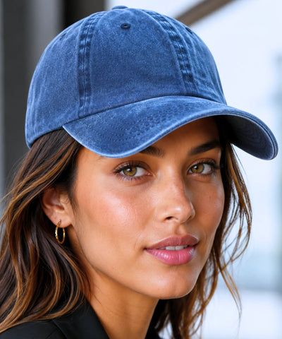 Boné feminino aba curva azul marinho estonado visto de frente na modelo