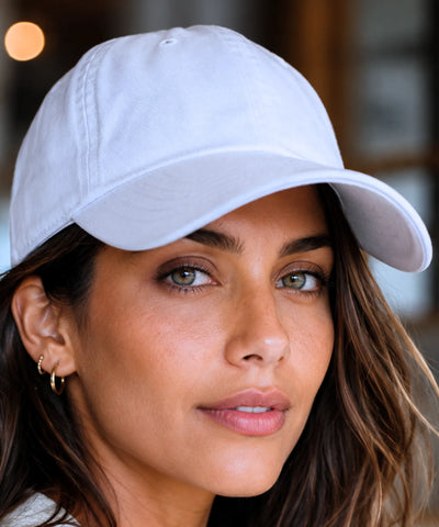 Boné feminino aba curva branco em algodão estonado, usado pela modelo