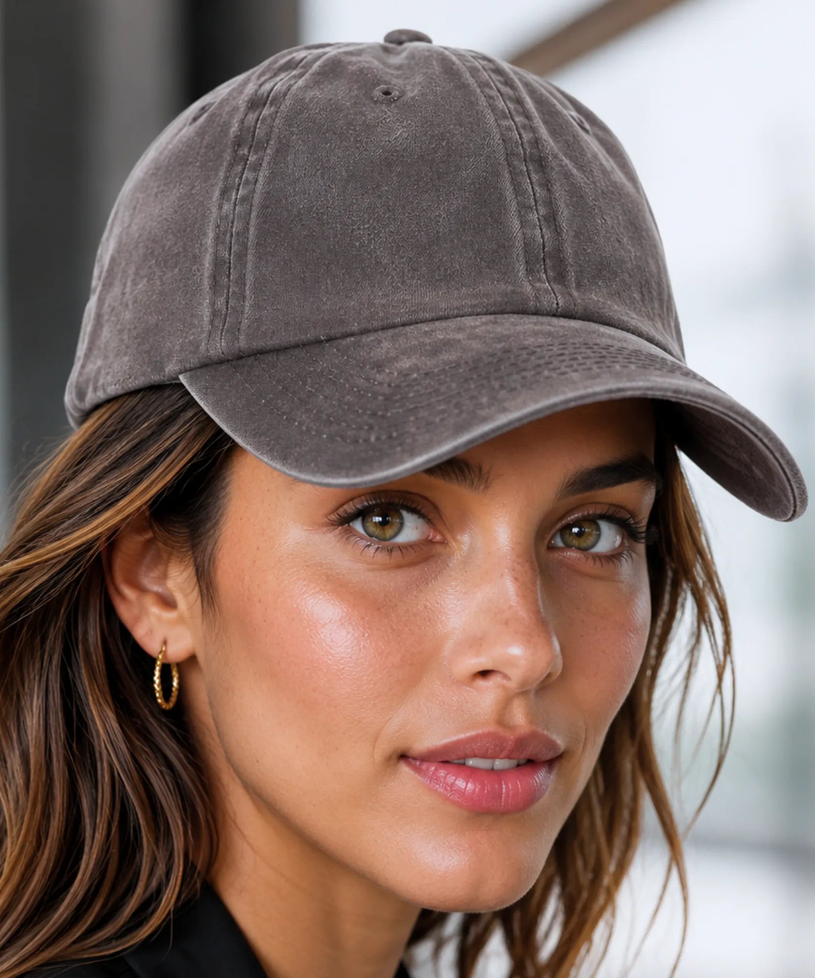 Boné feminino aba curva na cor café, marrom acinzentado estonado, na modelo