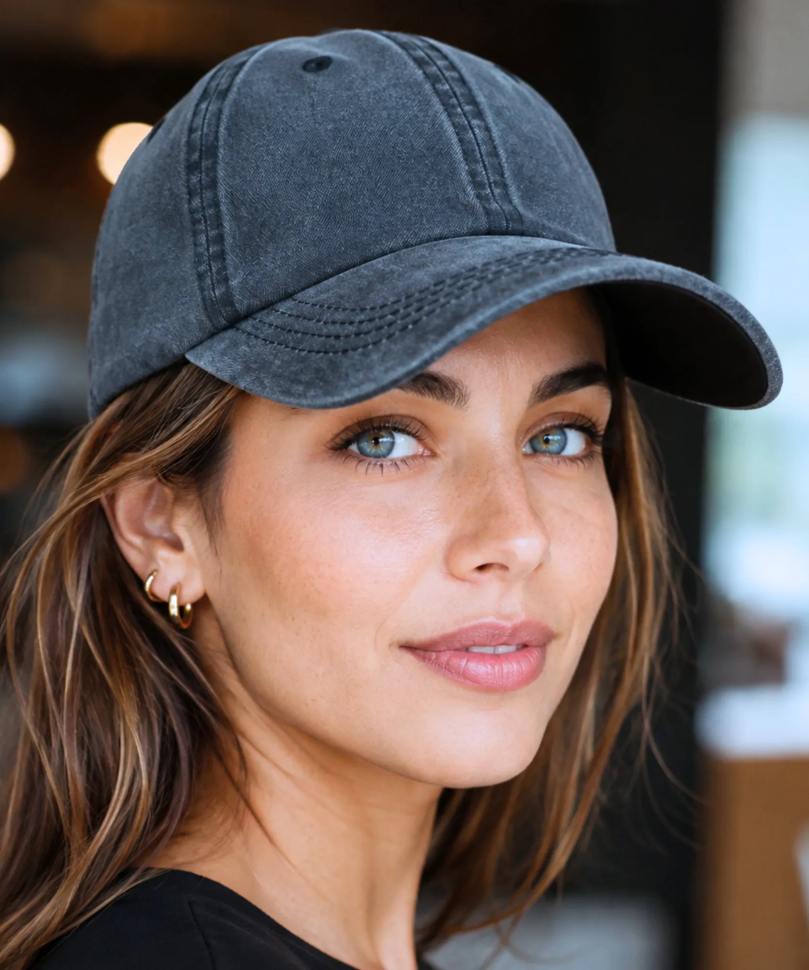Boné feminino aba curva preto estonado visto de frente, com costura aparente na aba