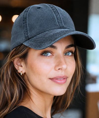 Boné feminino aba curva preto estonado visto de frente, com costura aparente na aba