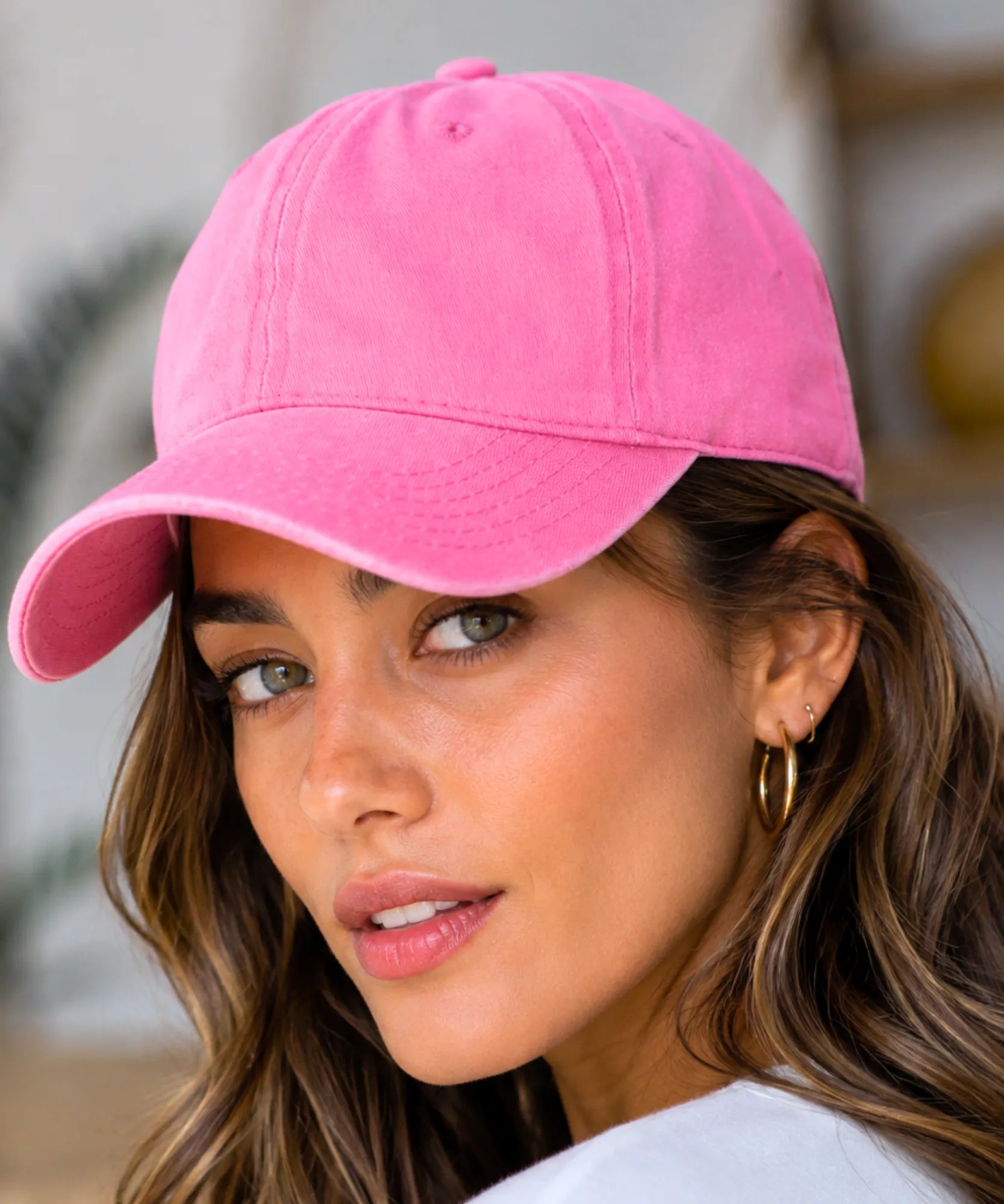 Boné feminino aba curva rosa pink estonado em algodão, visto de frente na modelo
