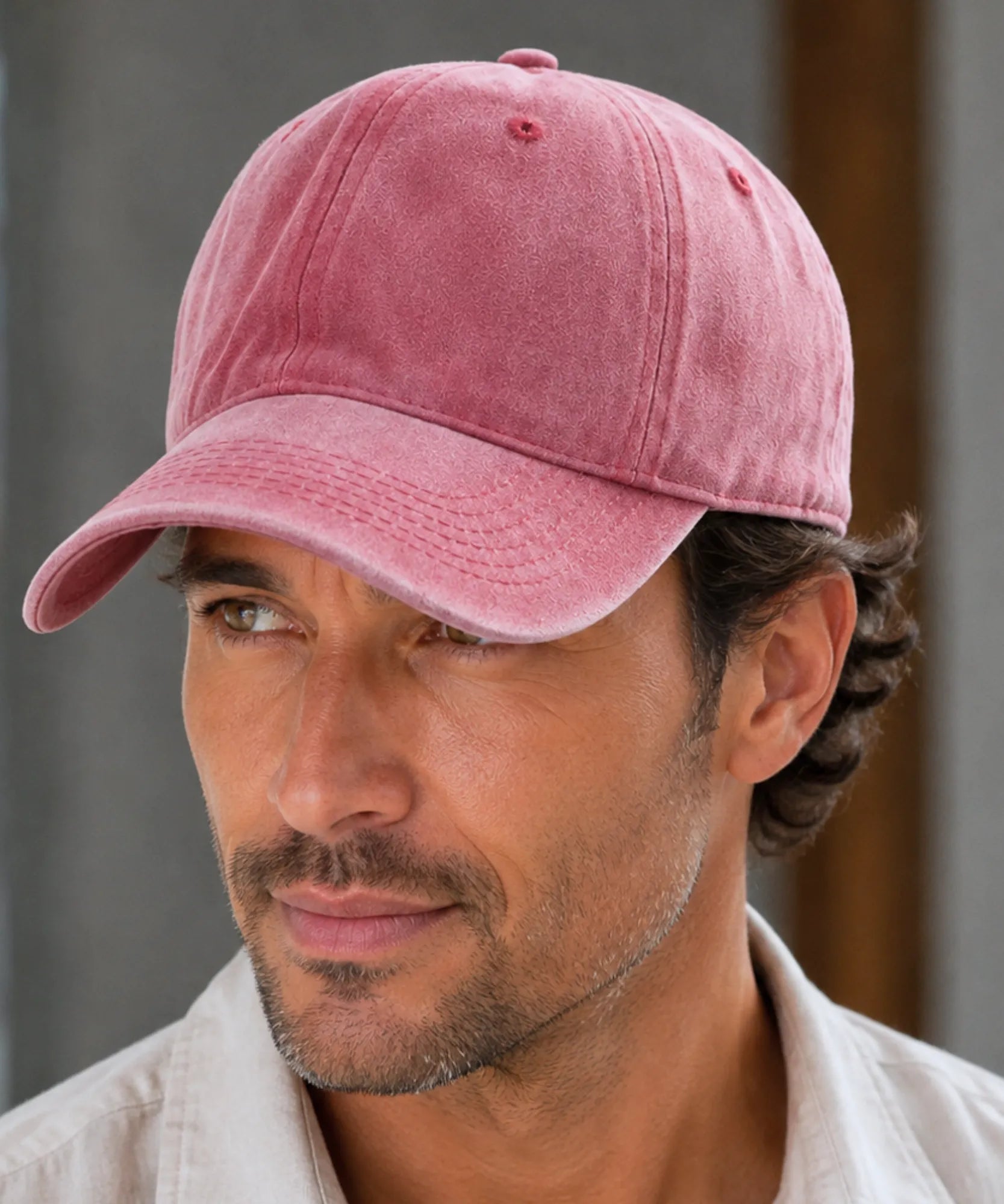 Boné masculino dad hat branco de algodão em close de três quartos