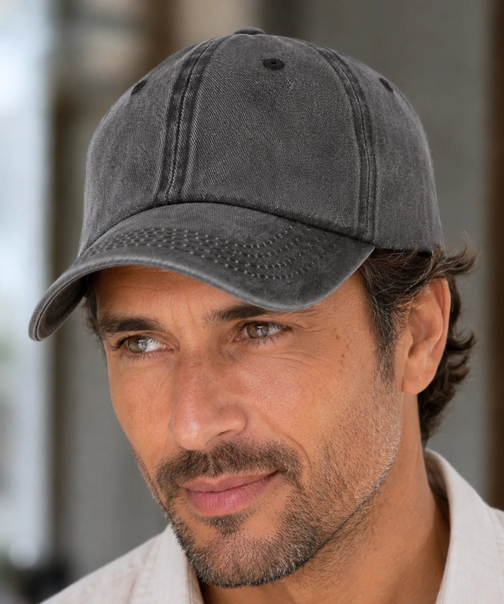 Boné masculino dad hat cinza grafite estonado em close