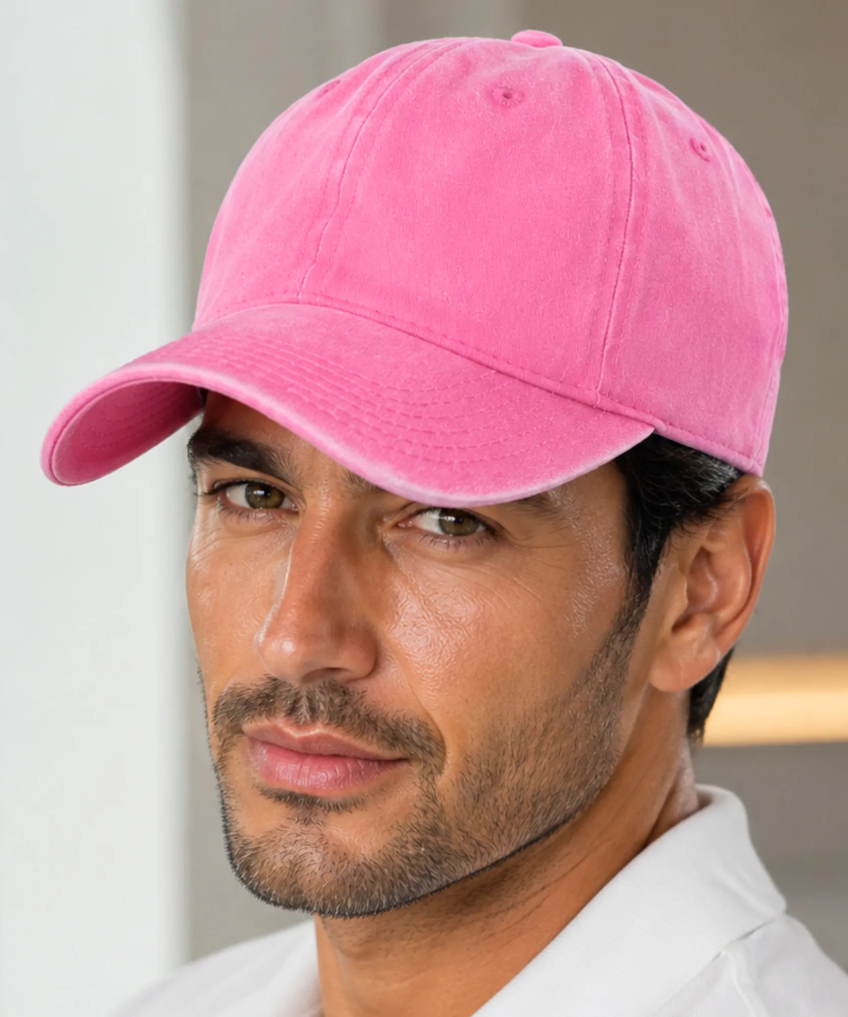 Boné masculino dad hat rosa pink estonado em close de perfil