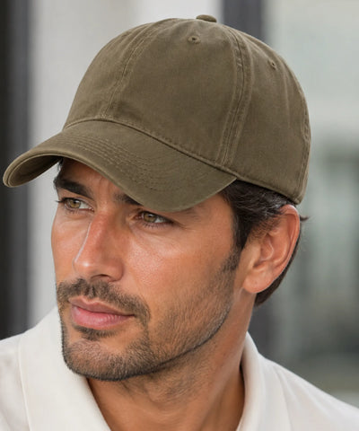 Boné masculino dad hat verde militar estonado visto de lado