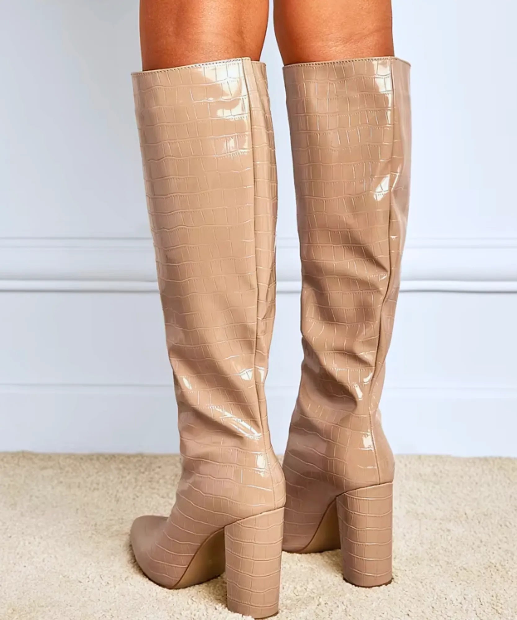 Comprar bota bico fino feminina cano alto salto grosso textura croco couro ecológico social em promoção AREZZO