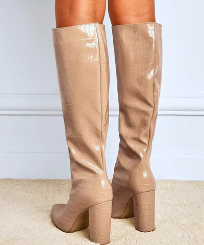 Comprar bota bico fino feminina cano alto salto grosso textura croco couro ecológico social em promoção AREZZO