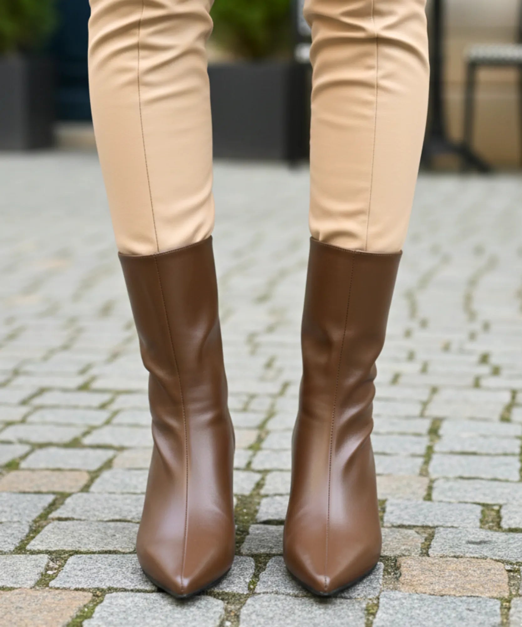 Comprar bota bico fino feminina cano médio couro sintético salto baixo elegante promoção VIZZANO