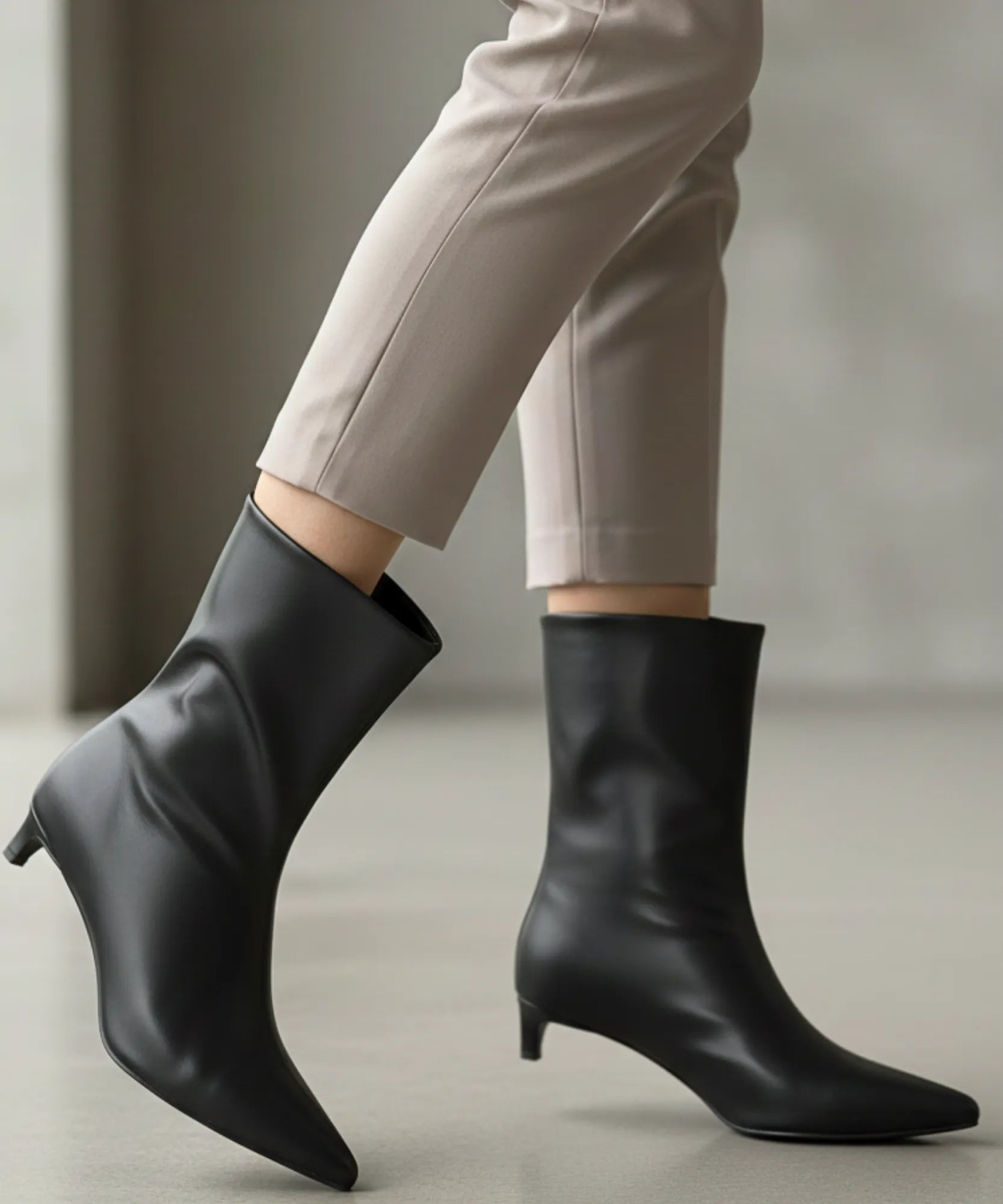 Comprar bota bico fino feminina cano médio couro sintético salto baixo elegante promoção VIZZANO