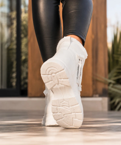 Comprar bota cano curto feminina couro sintético forro pelinho inverno plataforma com zíper lateral barata