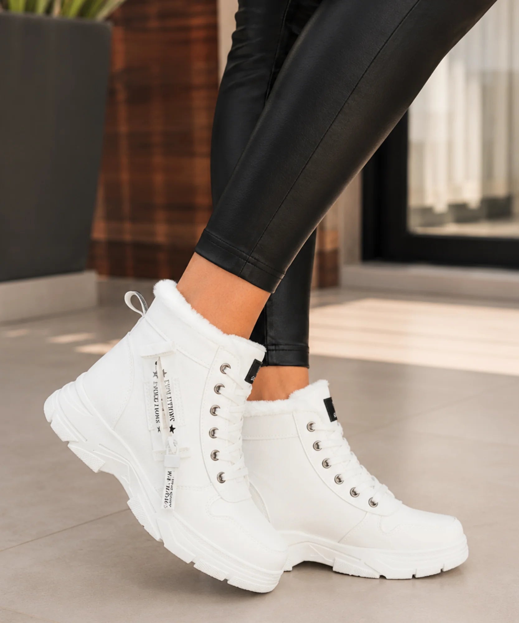Comprar bota cano curto feminina couro sintético forro pelinho inverno plataforma com zíper lateral barata