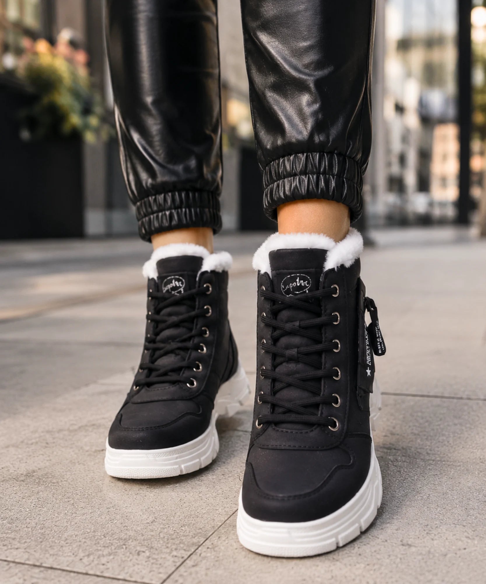 Comprar bota cano curto feminina couro sintético forro pelinho inverno plataforma com zíper lateral barata