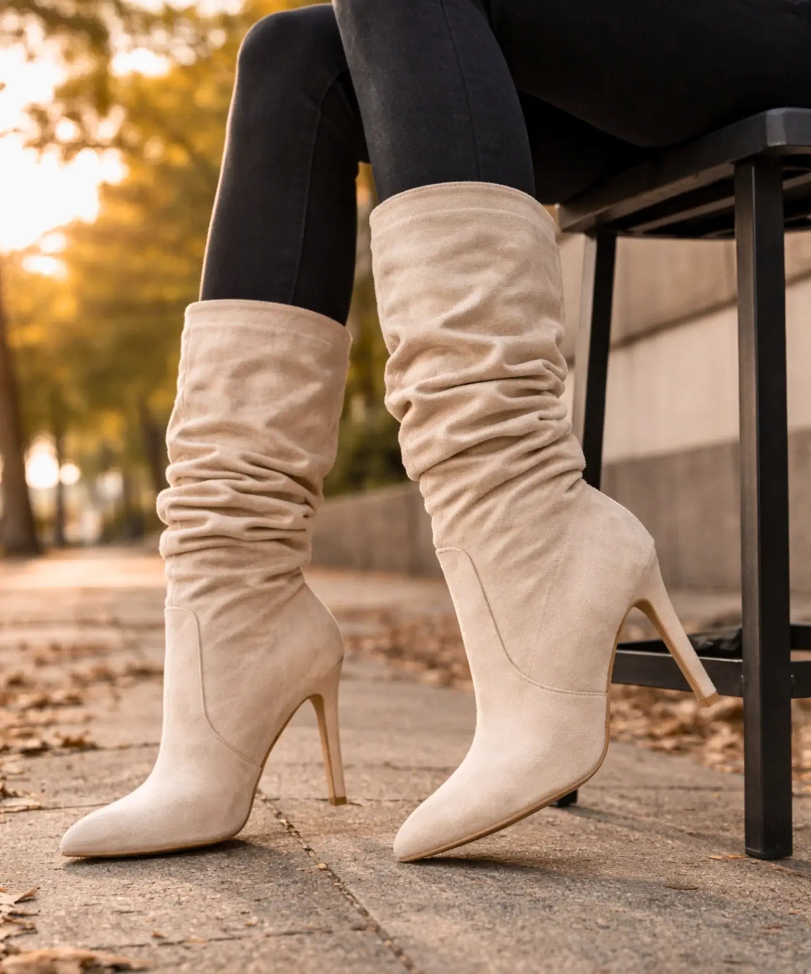 Comprar bota cano medio feminina salto fino bico fino suede franzida barato ou em promoção