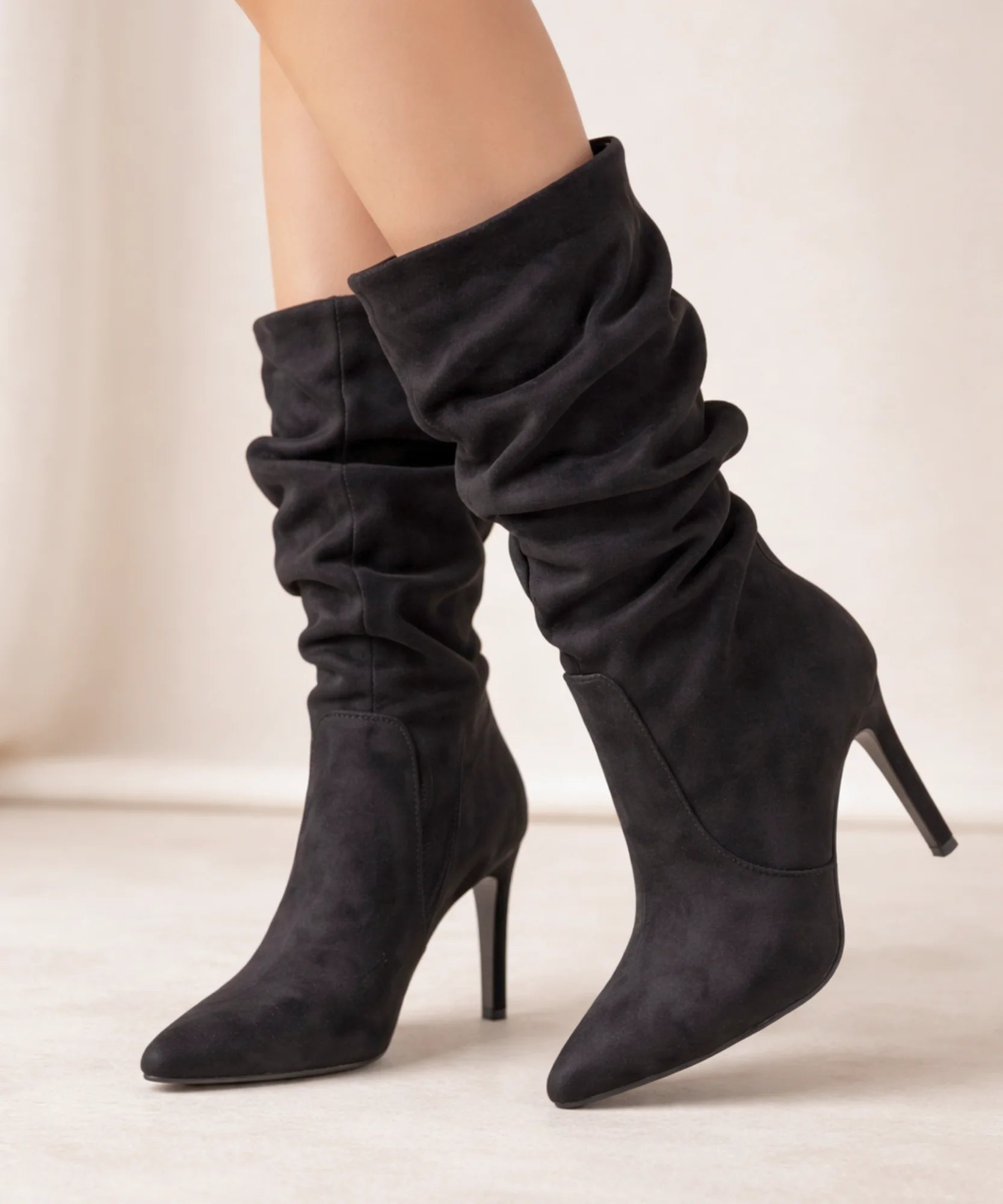 Comprar bota cano medio feminina salto fino bico fino suede franzida barato ou em promoção