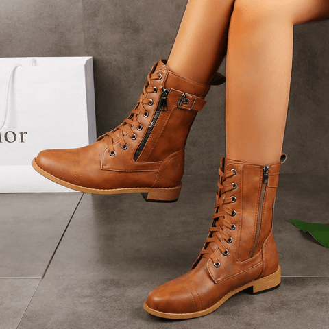 Comprar Botas de Cano Médio Vintage - Couro resistente, detalhes em renda e fivela, zíper lateral para facilidade. Perfeito para seu estilo único!